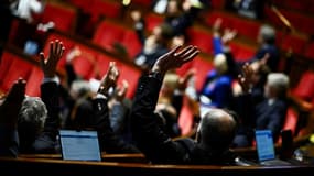 Les députés français votent en levant la main lors d'une séance de débat sur le projet de loi de finances 2025 à l'Assemblée nationale, à Paris, le 24 octobre 2024