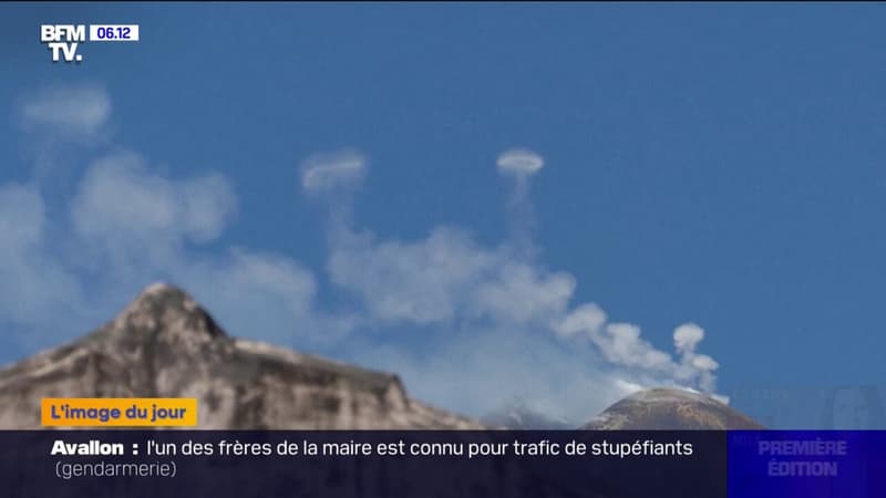 Italie : le volcan l'Etna crache des anneaux de fumées