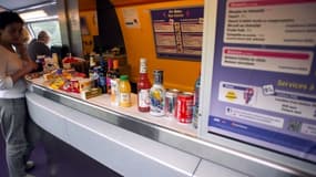 Pour augmenter le nombre de voyageurs transportés dans les TGV, la SNCF pourrait renoncer à la voiture-bar.