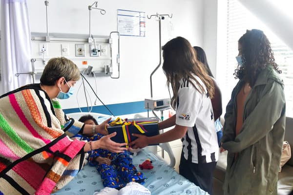 La Première dame colombienne rend visite, le 10 juin 2023 à Bogota, à l'un des enfants membres d'une communauté indigène retrouvé vivant plusieurs semaines après le crash de l'avion qui le transportait.
