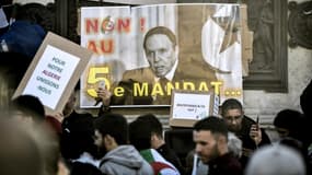 Une pancarte "Non au 5e mandat" lors d'une manifestation contre la candidature d'Abdelaziz Bouteflika à sa succession, le 24 février 2019 à Paris. 