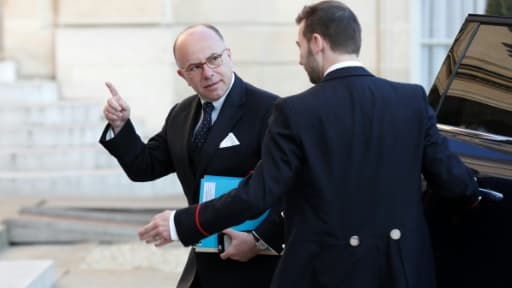 Bernard Cazeneuve, photographié à l'Elysée le 21 avril 2017, entend porter plainte pour "diffamation" contre Jean-Luc Mélenchon