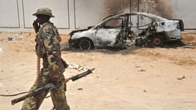Un soldat somalien patrouille près d'une carcasse de voiture utilisée par les islamistes shebab (photo d'illustration).