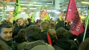 Quelques syndicalistes ont manifesté lors de la réception donnée en l'honneur des 80 ans de la SNCF. 