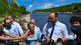 Édouard Philippe devant la presse samedi en Guadeloupe.