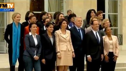 François Hollande entouré de Jean-Marc Ayrault et des femmes ministres de son gouvernement, le 17 mai 2012.