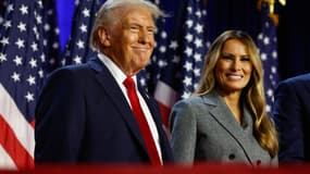 Le candidat républicain à la présidence, Donald Trump et l'ancienne première dame Melania Trump regardent la soirée électorale au Palm Beach Convention Center le 6 novembre 2024 à West Palm Beach, en Floride.