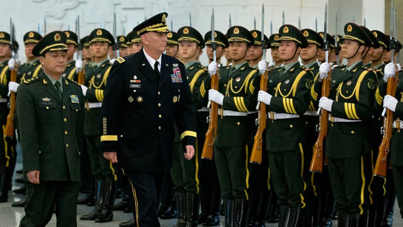 Revue des troupes chinoises par le général américain Raymond Odierno, le 21 février 2014
