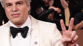 L'acteur Mark Ruffalo portant un pins "Be Good", contre l'ICE lors des Golden Globes à Beverly Hills, le 11 janvier 2026.