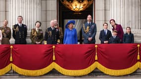 Autour du roi et de la reine, la famille royale réunie sur le balcon de Buckingham pour célébrer les 80 ans de la fin de Deuxième Guerre mondiale.