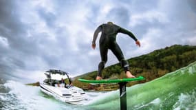 l'eFoil est une planche de surf qui vole au-dessus de l'eau.