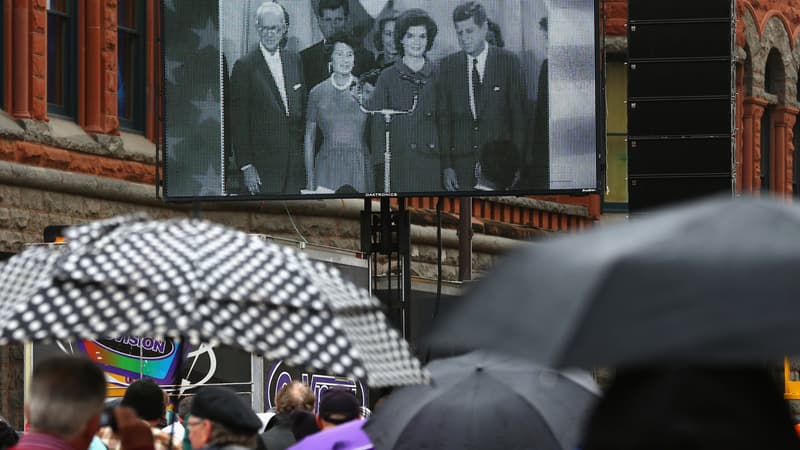 Des habitants de Dallas regardent des images d'archive du président Kennedy, le 22 novembre 2013, 50 ans après son assassinat.