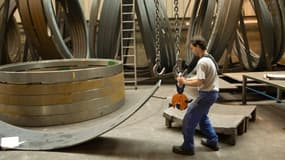 Un ouvrier dans une halle de production de mâts éolien au Creusot, en Bourgogne.