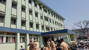 Des forces de l'ordre devant l'hôpital du district de Bhandara où un incendie dans la maternité a coûté la vie à 10 bébés