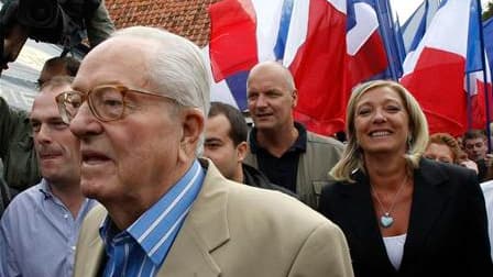 Jean-Marie Le Pen a profité dimanche de la rentrée politique du Front national dans le Pas-de-Calais, fief de sa fille Marine (à droite), pour lui réaffirmer sa préférence dans la course à la présidence du parti. /Photo prise le 29 août 2010/REUTERS/Pasca