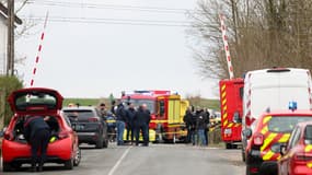 Des secouristes, des gendarmes et des policiers interviennent sur les lieux d'un accident où un train de transport express régional (TER) français est entré en collision avec un véhicule militaire à un passage à niveau de Bailleul-Sir-Berthoult, dans le nord de la France, le 17 mars 2025.