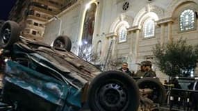 Devant une église copte d'Alexandrie, après l'explosion d'une bombe dans la nuit du Nouvel An. Le gouvernement égyptien a la preuve qu'un groupe palestinien lié à Al Qaïda, l'Armée de l'Islam, est impliqué dans cet attentat qui a fait plus de 20 victimes.