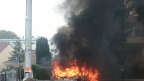 Les deux voitures de policiers, attaqués par des jets de cocktails Molotov, ce samedi à Viry-Châtillon