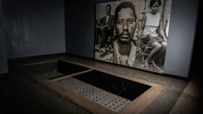 Une vue générale de photos de victimes du génocide à côté d'une tombe au mémorial du génocide de Murambi à Nyamagabe, dans le sud du Rwanda, le 21 avril 2022. Quatre mémoriaux du génocide de 1994 au Rwanda de plus de 800 000 personnes, principalement des Tutsis, ont été ajoutés au patrimoine mondial de l'UNESCO. Liste du patrimoine mondial mercredi, a annoncé l'organisme culturel de l'ONU.