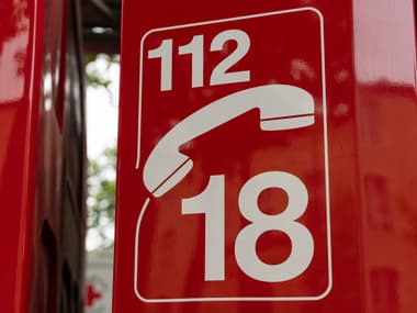 Les numéros d'urgence sur un fourgon des pompiers (image d'illustration)