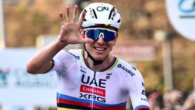 Tadej Pogacar lors de sa victoire sur le Tour de Lombardie 2025 et remporte sa cinquième "classique des feuilles mortes" consécutive.