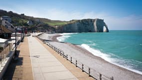 La plage d'Étretat, en Seine-Maritime, totalement vide au 35e jour du confinement, le 20 avril 2020 (PHOTO D'ILLUSTRATION).