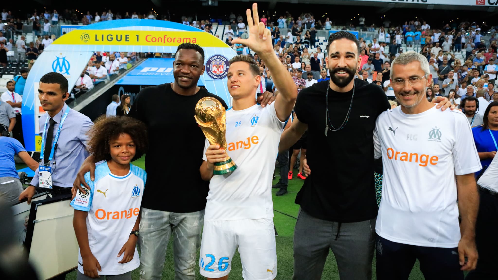 Florian Thauvin avec la Coupe du monde au Vélodrome en août 2018 Florian Thauvin avec la Coupe du monde au Vélodrome en août 2018