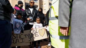Plus de 300 personnes manifestent à Aulnay-sous-Bois en mémoire de Jean-Paul, automobiliste tué à Sevran par un tir policier, le 2 avril 2022