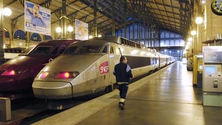 Dans l'enceinte la Gare du Nord où un mineur de 17 ans s'est grièvement blessé en voulant échapper à la police en montant sur le toit d'un TGV où il a touché une caténaire avant de chuter sur les voies. /Photo d'archives/REUTERS/Gonzalo Fuentes