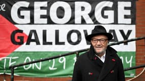 George Galloway, élu le 1er mars 2024 député de Rochdale, le jour de sa victoire devant son QG de campagne à Rochdale