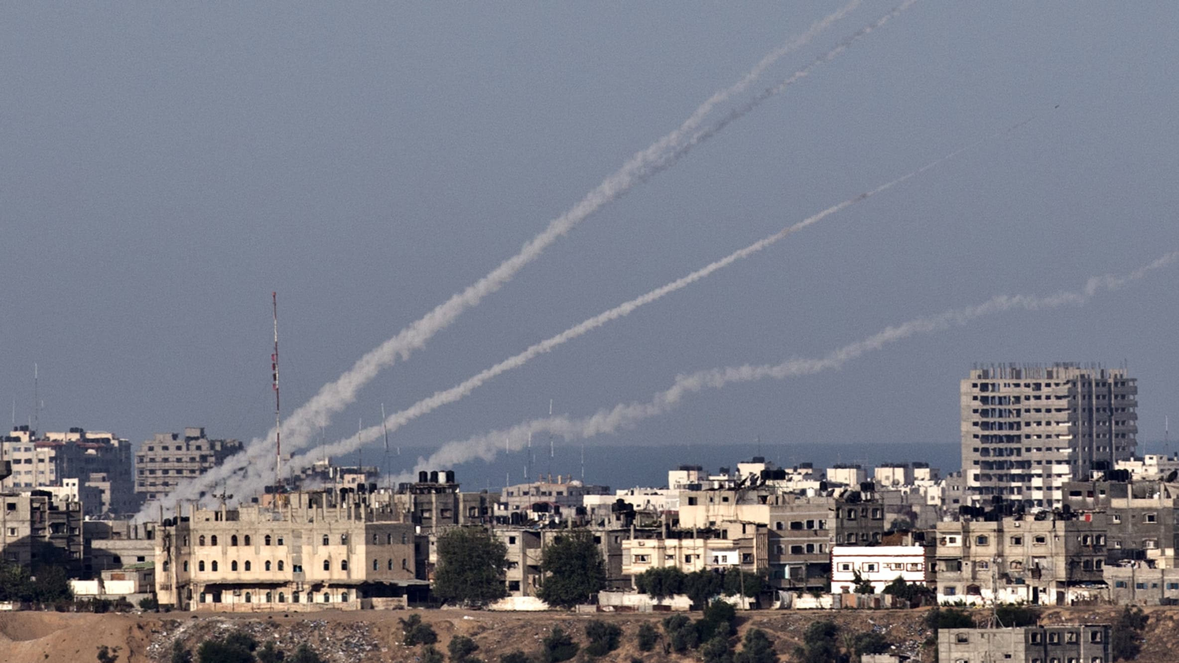 Les traces de roquettes tirées de la bande de Gaza vers Israël, en novembre 2012. Les traces de roquettes tirées de la bande de Gaza vers Israël, en novembre 2012.