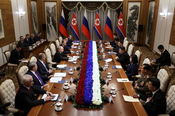 Le dirigeant nord-coréen Kim Jong Un (au centre, à droite) écoute le président russe Vladimir Poutine (au centre, à gauche) lors de leur rencontre à Pyongyang, le 19 juin 2024. 