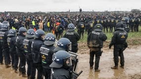 La police et les manifestants se font face lors d'une manifestation de grande ampleur visant à empêcher la démolition du village de Luetzerath pour faire place à l'extension d'une mine de charbon à ciel ouvert, le 14 janvier 2023.
