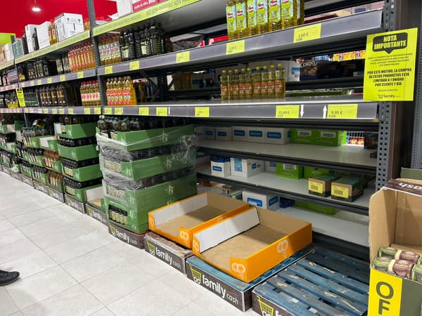 Dans ce supermarché espagnol, la vente d'huile de tournesol est limitée à une bouteille par client et par jour - Mars 2022