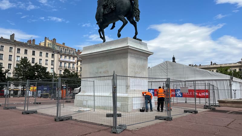 Regarder la vidéo Lyon: nouvelle opération de nettoyage sur la statue de Louis XIV place Bellecour, des barrières installées