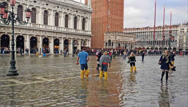 L'acqua alta ("hautes eaux") sur la place Saint-Marc à Venise, le 15 octobre 2012. Des passerelles sont installées aux endroits les plus passants pour permettre aux piétons de garder les pieds au sec.