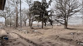 Le volcan entré en éruption en Russie a projeté un gigantesque nuage de cendres