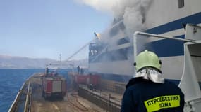 Un pompier à bord du ferry italien Olympia, en feu au large de la Grèce, le 18 février 2022. Photo distribuée par le service des pompiers grecs.