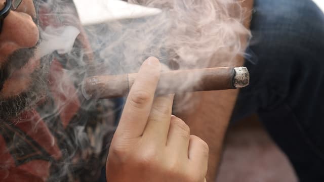 Le gouvernement veut augmenter les taxes sur le tabac à rouler et les  cigares