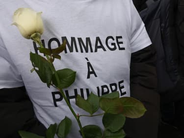 Une personne porte un t-shirt en hommage à Philippe, un jeune homme de 22 ans tué par un groupe de jeunes dans la nuit du 15 avril 2024, à Grande-Synthe (Nord), le 19 avril 2024.