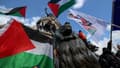 Des manifestants brandissent des drapeaux palestiniens en grimpant sur le Monument à la République lors d'une manifestation appelant à la paix à Gaza, place de la République à Paris, le 22 octobre 2023. Des milliers de personnes, Israéliennes et Palestiniennes, sont mortes depuis le 7 octobre. 2023, après que des militants palestiniens du Hamas basés dans la bande de Gaza sont entrés dans le sud d'Israël lors d'une attaque surprise, ce qui a conduit Israël à déclarer la guerre au Hamas à Gaza le lendemain.