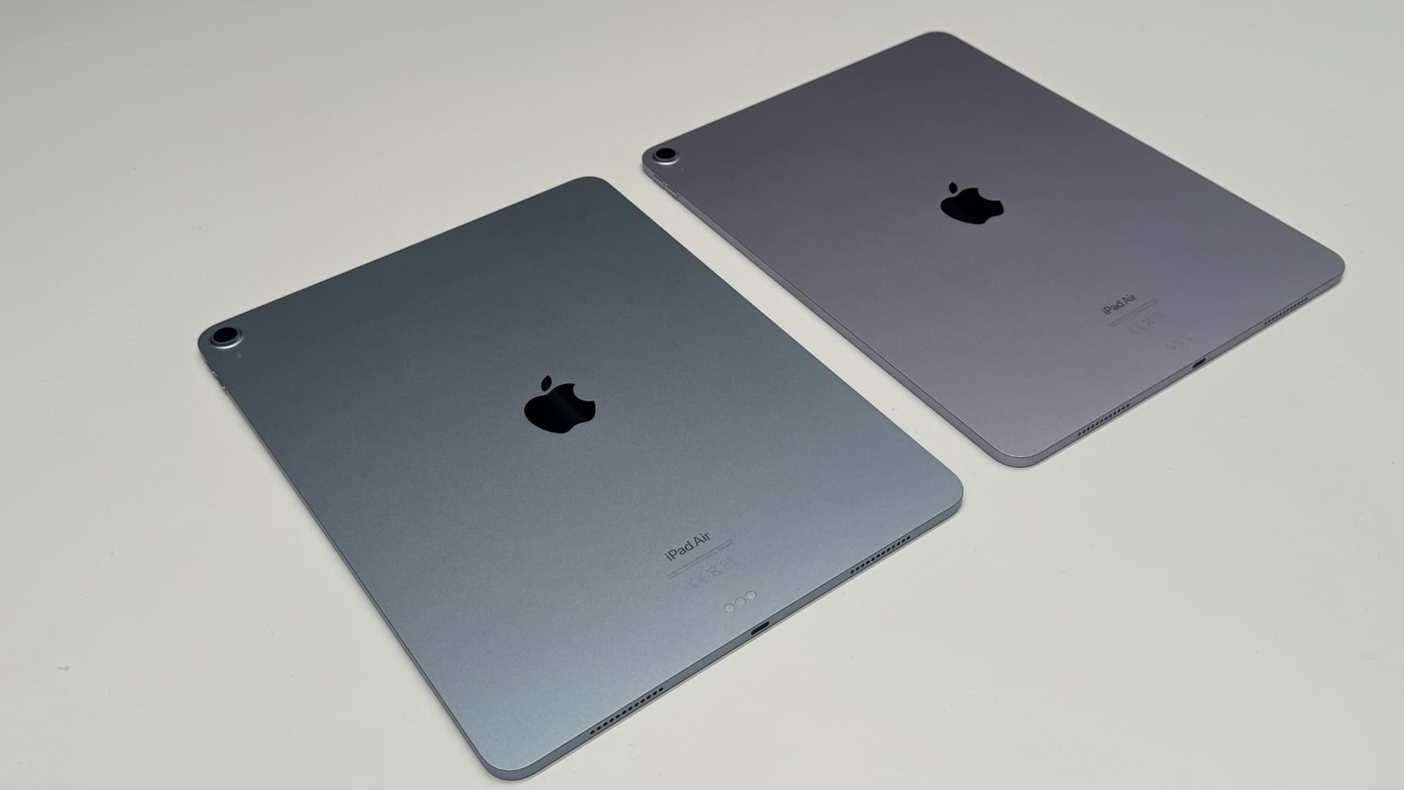L'iPad Air M2 en bleu et mauve L'iPad Air M2 en bleu et mauve