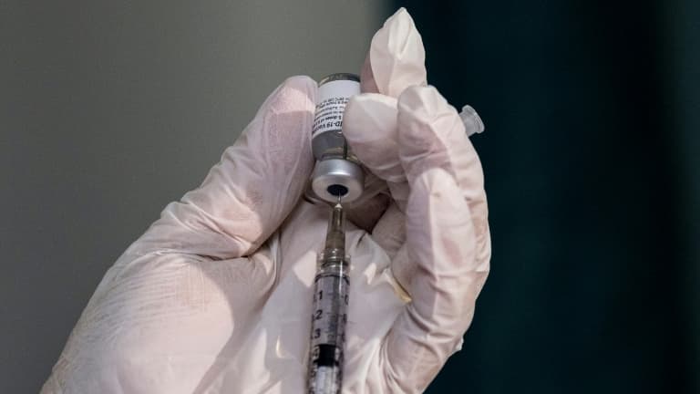 Une infirmière prépare une dose de vaccin Pfizer-BioNTech contre le Covid-19 dans un établissement de San Juan, Porto Rico, le 15 décembre 2020