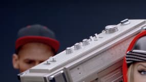 Taylor Swift dans le clip de Shake it off.