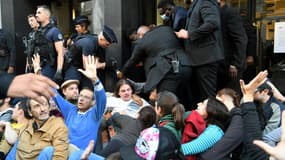 A l'entrée de la salle Pleyel à Paris, où se tient l'assemblée générale des actionnaires de TotalEnergies, le 25 mai 2022