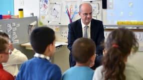 Jean-Michel Blanquer dans une classe d'une école élémentaire de Toulouse, en novembre 2017.