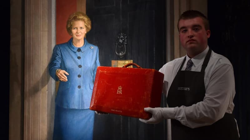 La fameuse valise en cuir rouge ayant appartenu à Margaret Thatcher a été vendue 334.000 euros.