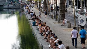 Des Franciliens en train de profiter du soleil le long du canal Saint-Martin à Paris en juillet 2019 (Photo d'illustration)