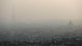 La Tour Eiffel et les toits de Paris pris dans un nuage de pollution  le 11 mars 2014