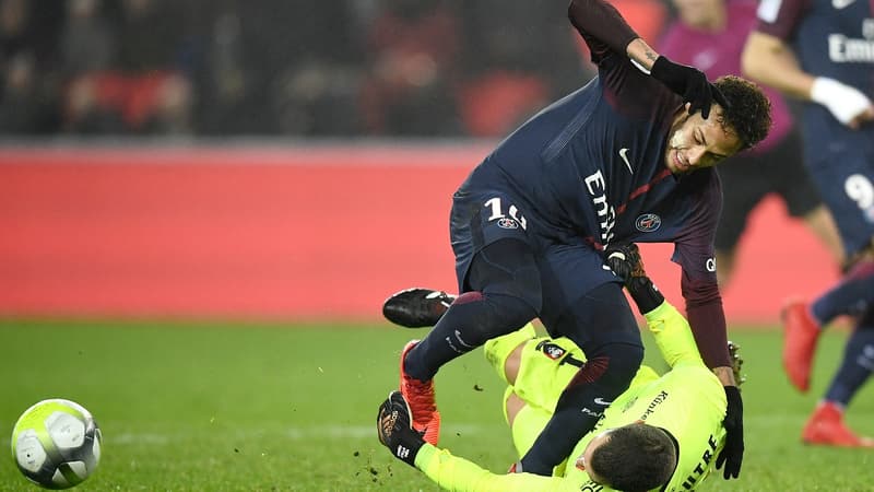Neymar est accroché par Vercoutre